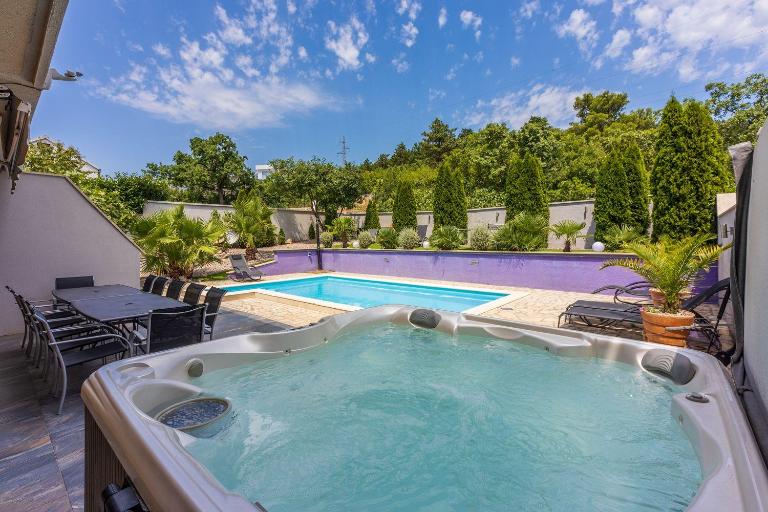 Exklusives Ferienhaus mit Privatpool, Whirlpool, Meerblick, Billard, Tischtennis, Fitnessgeräte - Ferienwohnung Crikvenica