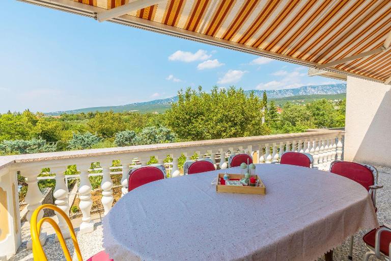 Charmantes Apartment nur 200 Meter zum Strand mit Parkplatz, Spülmaschine, Grillbereich - B&B Jadranovo