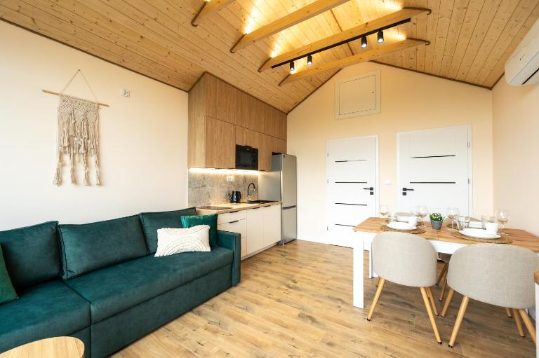 Domki Aurea 2 - nowe całoroczne domki z jacuzzi i sauną - 350m do morza, plac zabaw, rowery, grill - Chambres d'hôtes Jastrzębia Góra