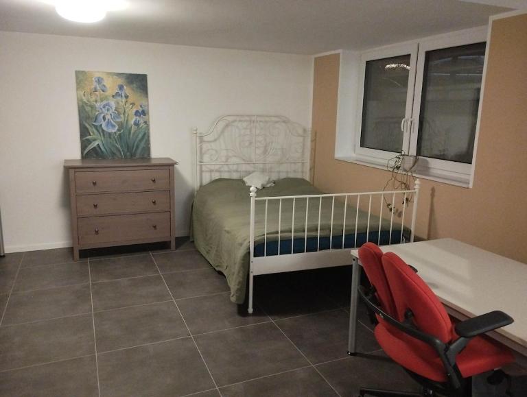 Grosses Zimmer in privater Wohnung in Köln Heimersdorf - B&B Colonia