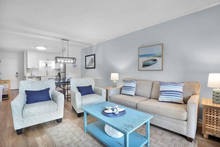 Tennis Villa D2 2BR Walk to Beach & Pool - Bed and Breakfast Hilton Head