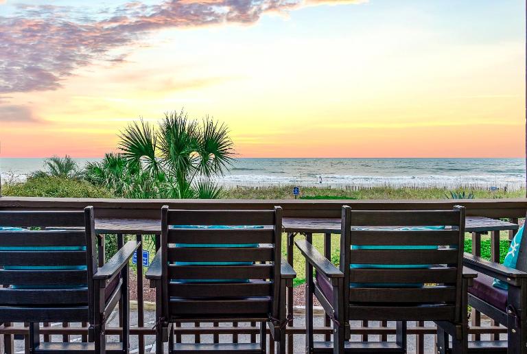 Modern Escape - Luxe Oceanfront 2BR with Epic Kitchen, Pool, Parking - B&B Myrtle Beach