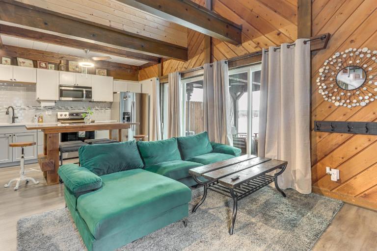 Family Friendly! Waterfront Grove Gem w/ Fire Pit - Ferienwohnung Grove