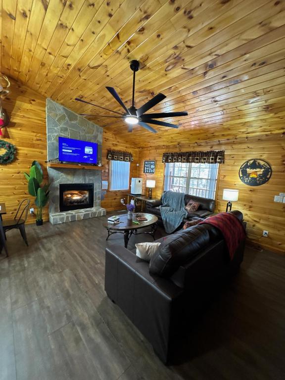 Hillside Hideaway Cabin - Chambres d'hôtes Blairsville
