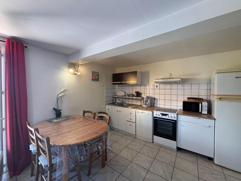 Rez de villa de 45 m2 Afa calme et fleuri - Bed and Breakfast Afa