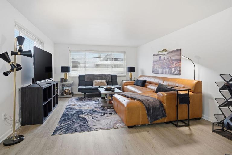 Modern 3-Bedroom Townhouse with Garage Parking in Mt. Lebanon - B&B Pittsburgh