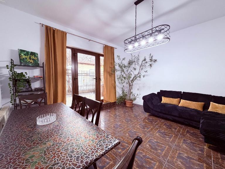 Private Garden Home near Amazonia & Iulius Town - Ferienwohnung Temeswar