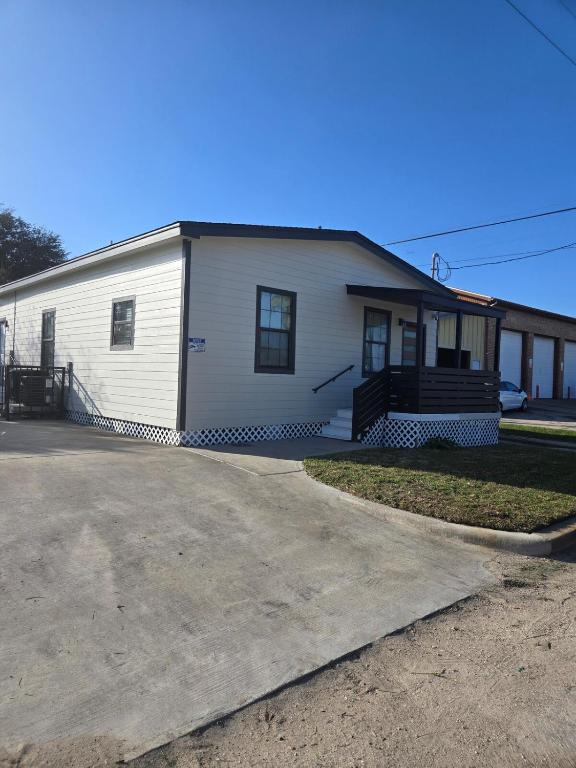 Modern B&W Coastal Retreat 2BR 2BA and Laundry - B&B Galveston