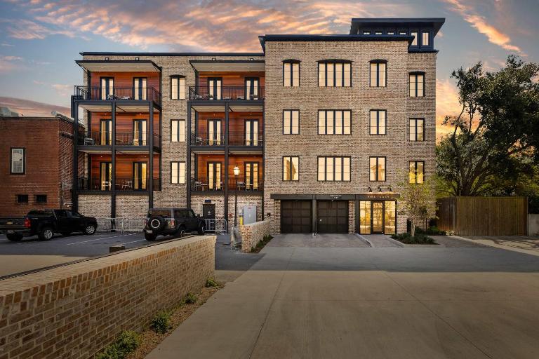 Fire Tower Classy 1BR in Downtown Charleston - B&B Charleston