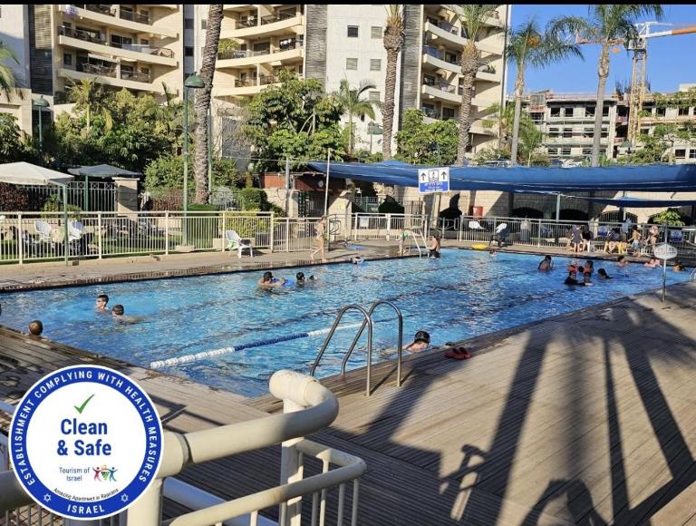 Lovely and Bright Apart, 2 Bed, 2 Bath, sleeps 5, Swimming pool - Jacuzzi & Gym - Bed and Breakfast Ra'anana