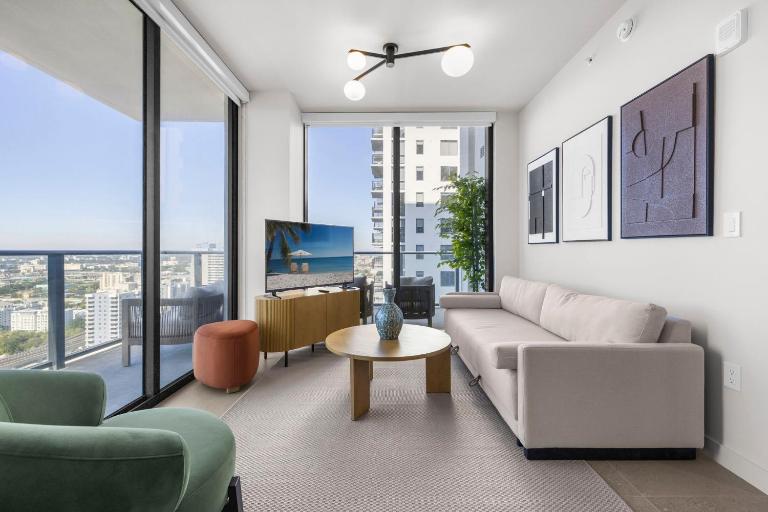 Modern Condo Steps from Bayside & Kaseya Center - Ferienwohnung Miami