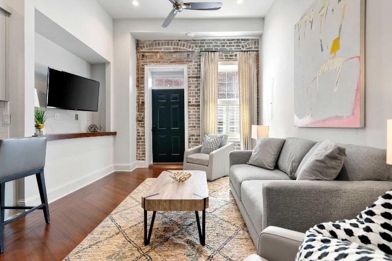 King Street Condo - Endless Outdoor Space - B&B Charleston