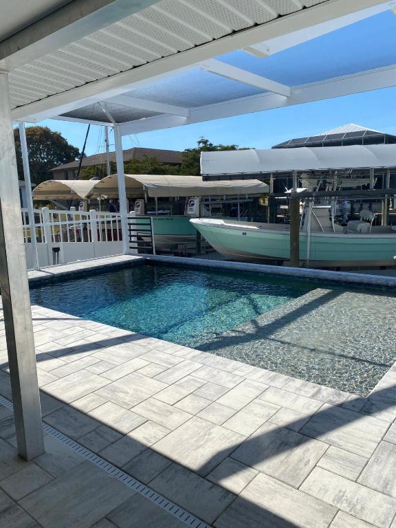 Waterfront Fishermans Retreat - Quick Harbor Access - Heated Pool - B&B Bokeelia