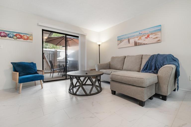 2BR King, Dog Friendly, Fenced Yard Access, Private Patio, Near Beaches - B&B Gulf Breeze