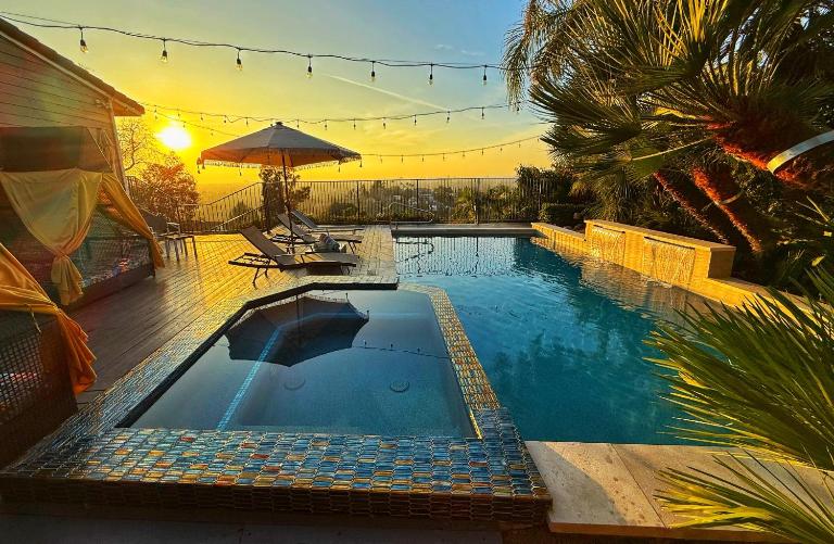 Panorama Tropical Resort & Spa with Sunset City View - B&B Santa Ana