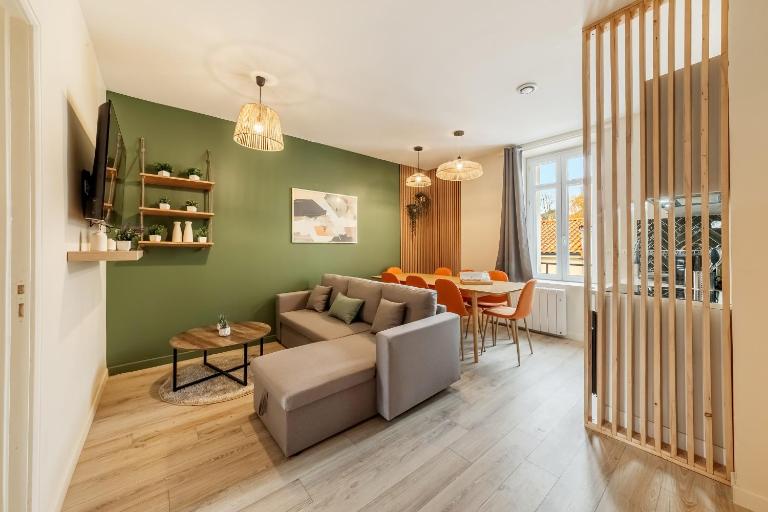 Le Bosquet - spacieux et moderne 10p - proche gare - B&B Cholet