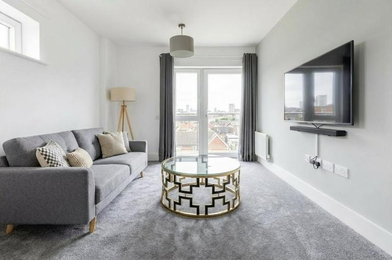 Premium 2-Bedroom London Apartment Near Station - Perfect for Long Stays - Bed and Breakfast Lasham