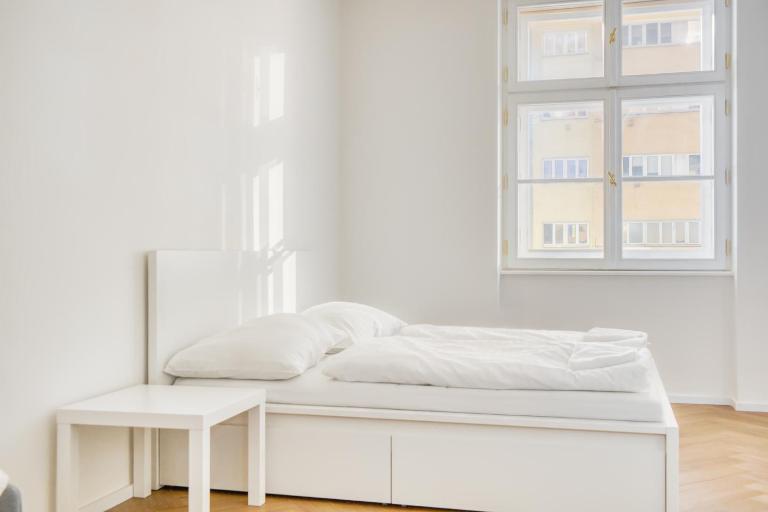 Modern City Apartment with Balcony by Rentez - Ferienwohnung Prag