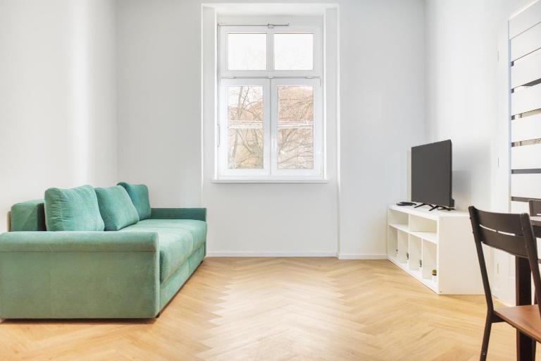 Modern City Apartment with Balcony by Rentez - B&B Praga