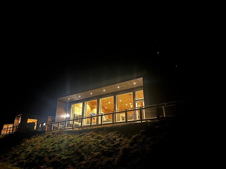 Unik og moderne hytte med utsikt mot havet 38 Otterlei Resort - B&B Haram