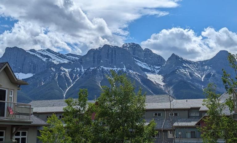 2 Bedroom Condo Banff, Canmore sleeps 6 comfortably - B&B Canmore