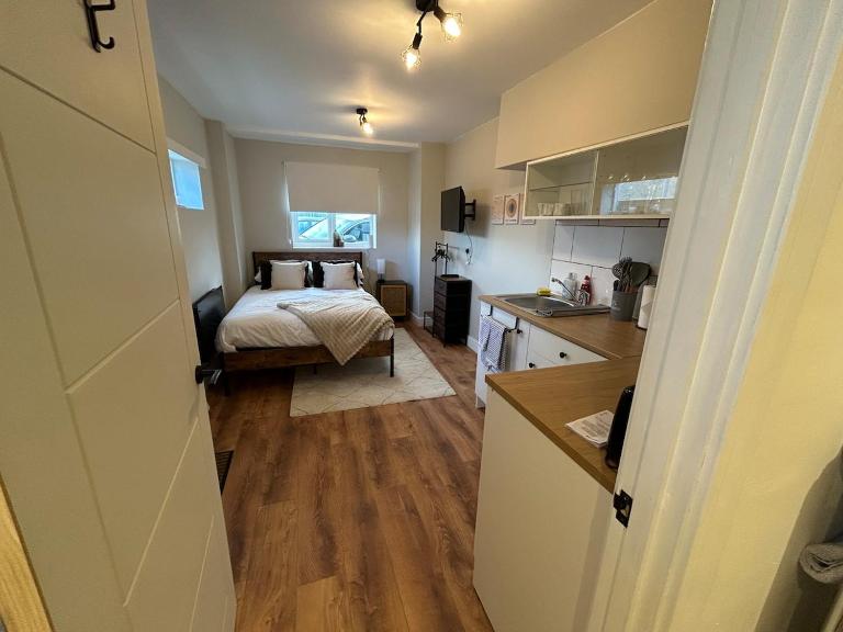 Modern cosy studio near Luton airport, free parking - B&B Caddington