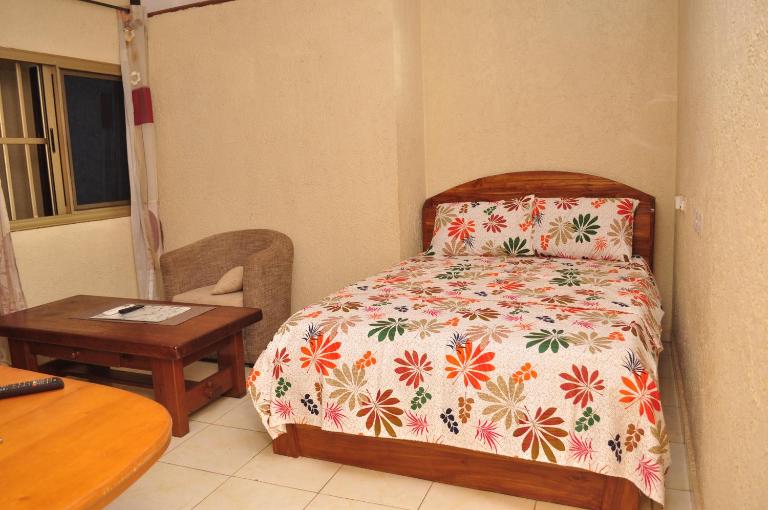 Appartement spacieux et meublé Lomé Togo 4 min de l'aéroport Wifi et Espace aéré gratuit Eau chaude Compteur Electrique personnalisé Gaz butane disponibles dont chargement à charge du voyageur - Bed and Breakfast Lomé