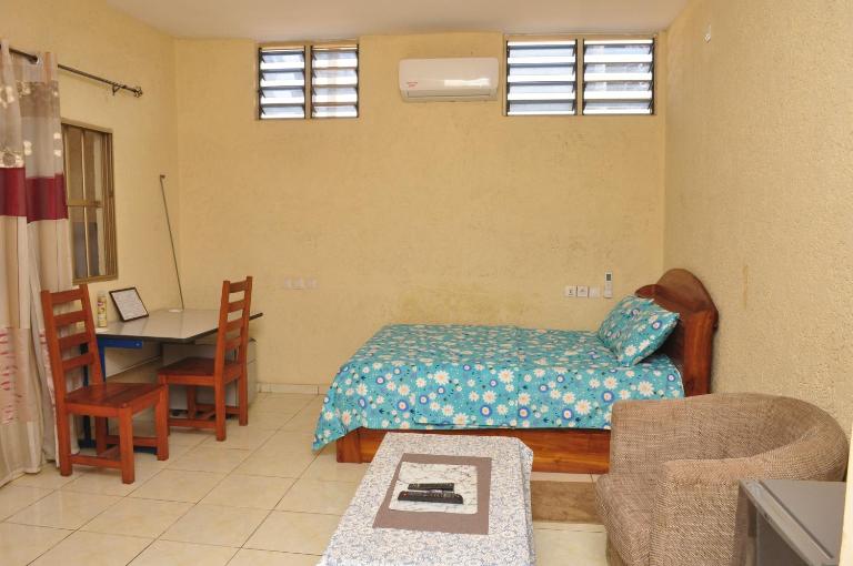 Appartement spacieux et meublé Lomé Togo 4 min de l'aéroport Wifi et Espace aéré Roof Top gratuit Chauffe-eau Compteur Electrique personnalisé Gaz butane disponibles dont chargement à charge du voyageur - Chambres d'hôtes Lomé