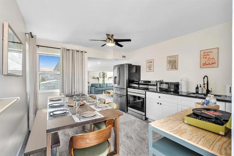 Santorini Blu Spacious 2BR Beachfront Suite - B&B Hollywood