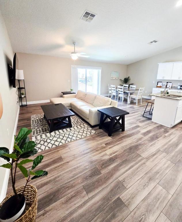 Oceanside Haven Entire home across Daytona Beach sleeps 8 4 beds 2 and a half bath - B&B Daytona Beach Shores