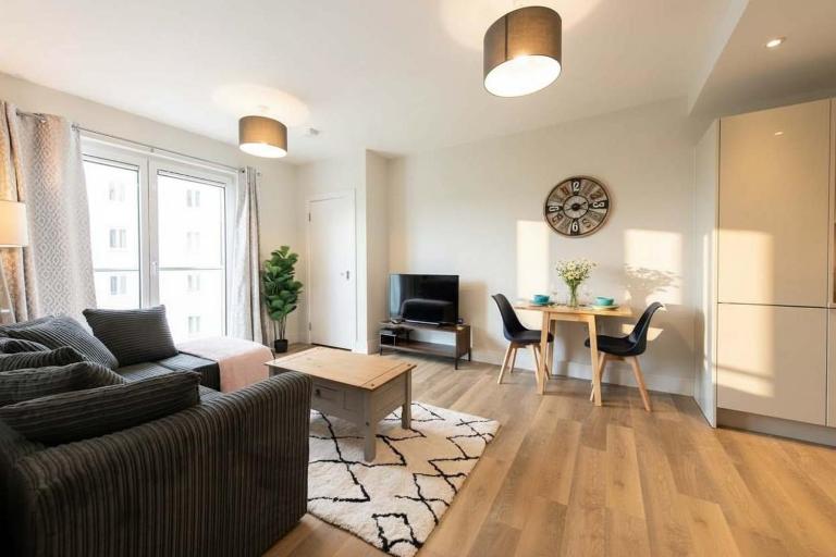 Fantastic 1 Bed Apartment in Crawley - Bed and Breakfast Crawley
