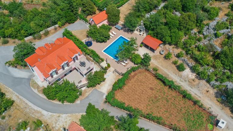 Villa Stipe - Makarska by Villas Guide - B&B Zagvozd