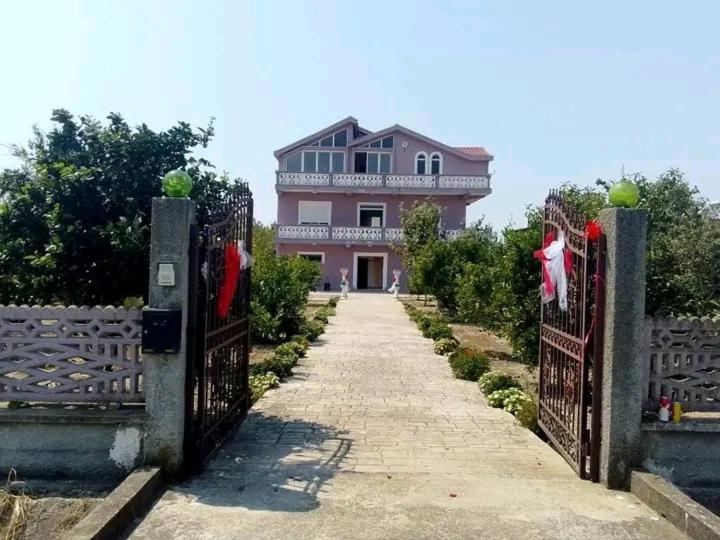 Villas Maria for rent feeling Home Durres city - Bed and Breakfast Xhafzotaj