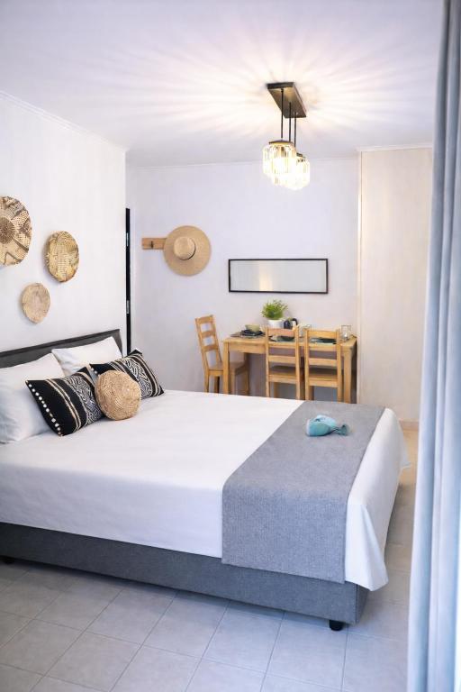 Chic & Calm apartment 3 minutes walk to Rafina Beach - B&B Rafína