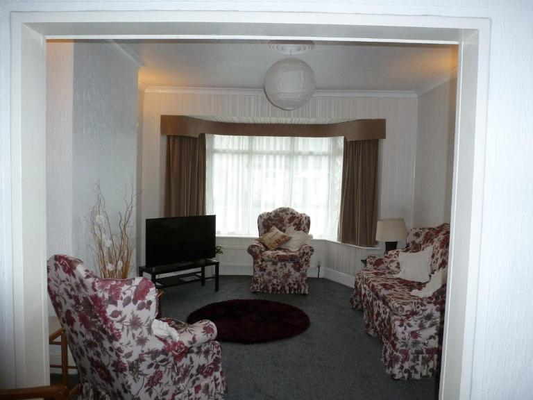 Beautiful 'Rose-Dene' with ample parking - B&B Sheerness