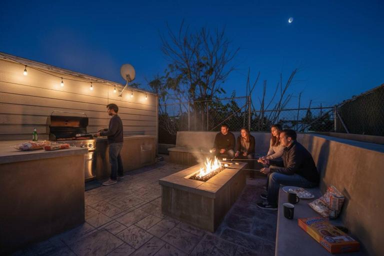 San Diego 3BR & 3BA Comfortable Home, Outdoor Kitchen, Firepit & BBQ, 10 to 15min from SeaWorld & Zoo - Chambres d'hôtes San Diego