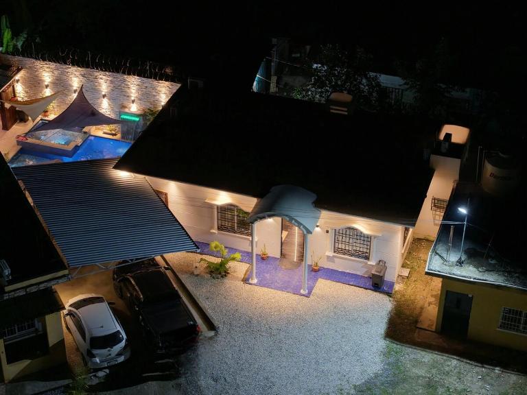 Moderna Casa con acceso a piscina con jacuzzi y generador electrico automatico - Bed and Breakfast Puerto Barrios