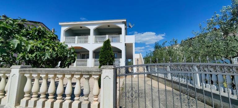 Apartments Villa Granda Tolic - Bed and Breakfast Biograd na Moru