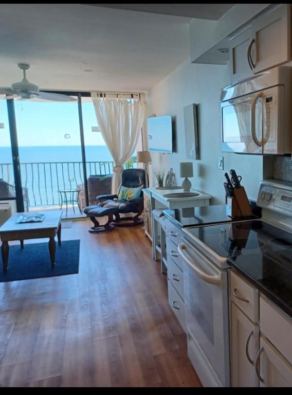 Oceanfront Newly Renovated, Great Location, King - B&B Myrtle Beach