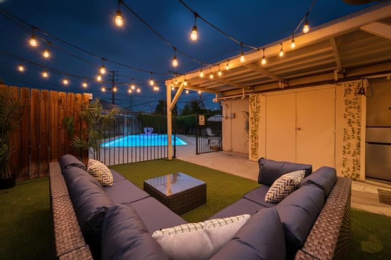 Chic Boho Retreat - Pool, Spa, Patio, Mini Golf & Arcade, Mins from Universal Studios! - B&B Los Angeles