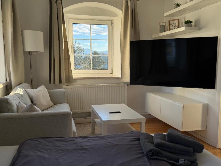 Yellow House Apartments - Top 3 - B&B Steyr