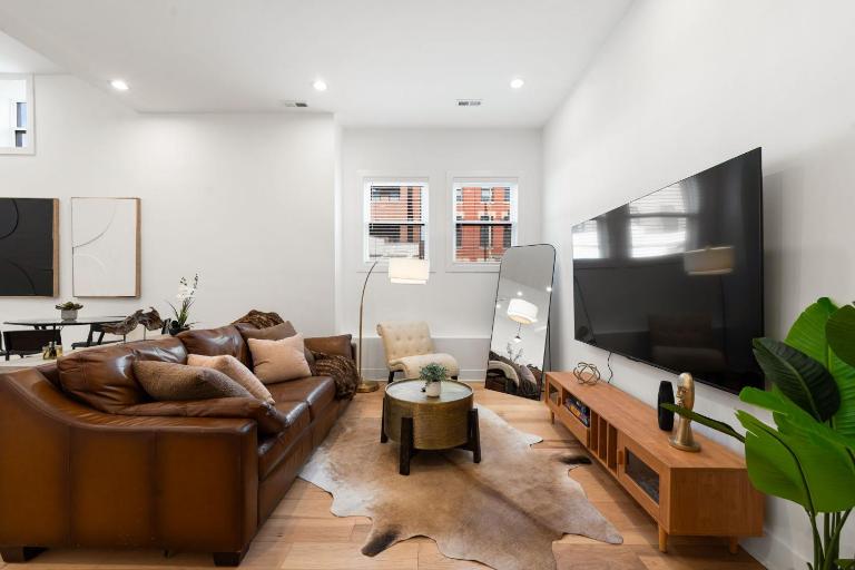 Vibrant West Town Apartment Perfect for Families - B&B Chicago