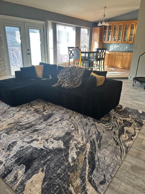 Great Edmond home, near OKC with 3 beds, Wi-fi, cold AC, and central heat, fully fenced backyard - Bed and Breakfast Edmond