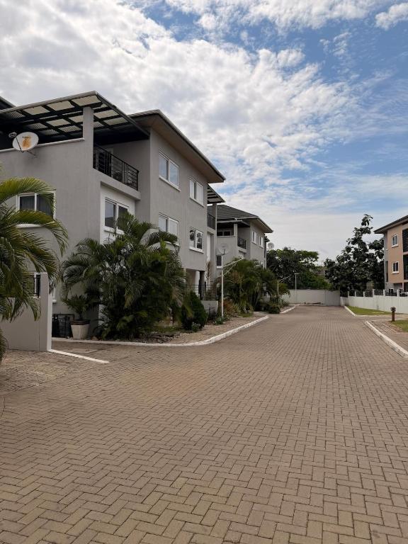 4BR Town House Cantonments, Pool, Private Garden - Bed and Breakfast Accra