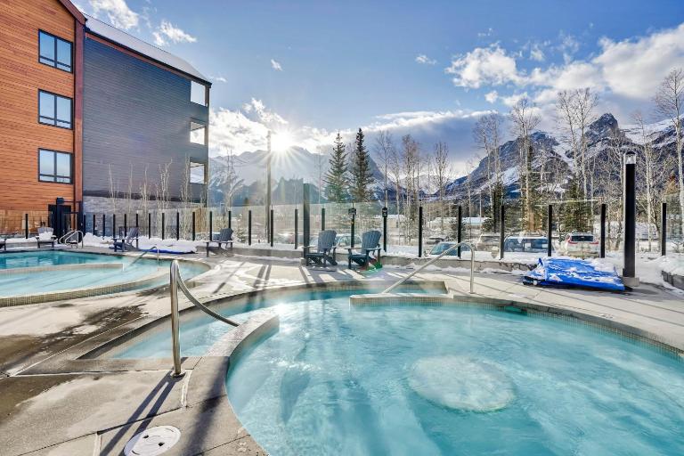 3 Bedroom with Heated Outdoor Pool and Hottub! - B&B Canmore