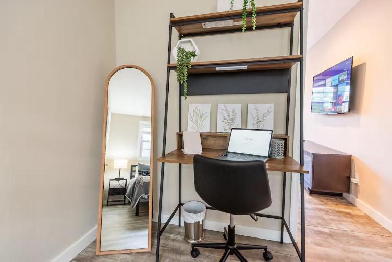 Sleeps 6-Full Kitchen-4 Beds-Big Couch-OfficeSpace - B&B Nashville