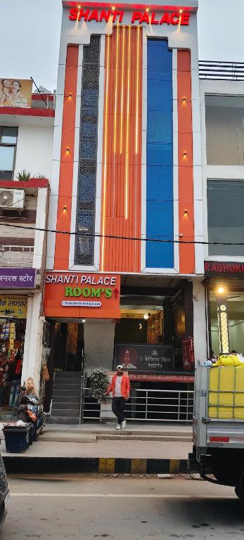 Shanti palace and restaurant Ayodhya 1500 mtr Sri Ram Mandir ,near ayodhya dham railway station - B&B Ayodhya