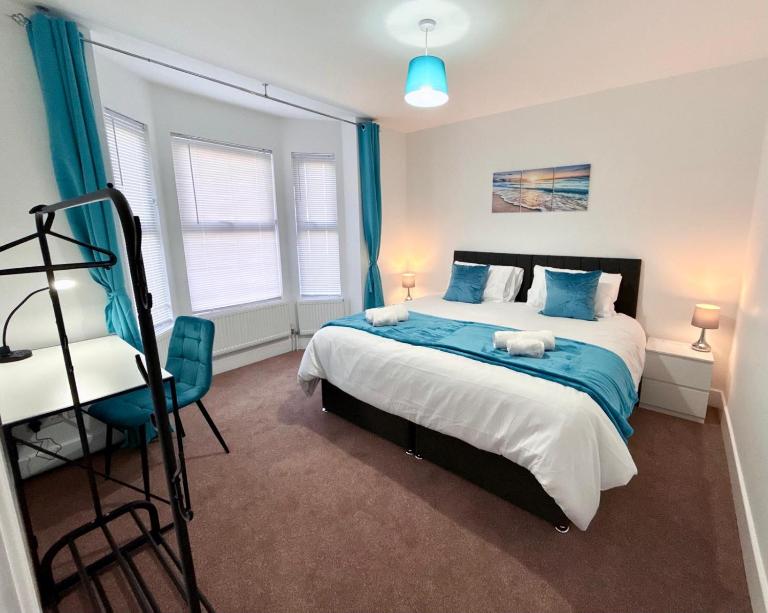 Large spacious 5-Bed house perfect for Contractors and Families, fast Wi-Fi, Sky Sports, Sky Cinema & Netflix included, Ninja Air fryer in kitchen and free parking - Chambres d'hôtes Bedford