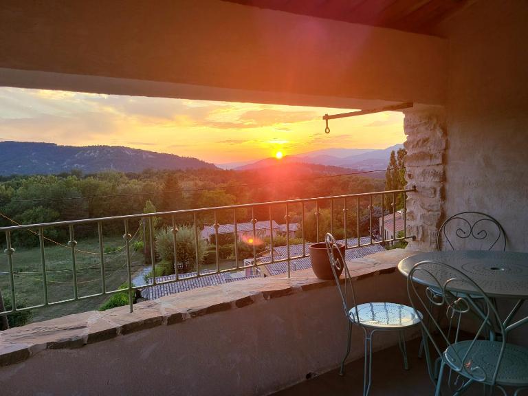 Gîte La Bastide Flora - Bed and Breakfast Saint-Jurson