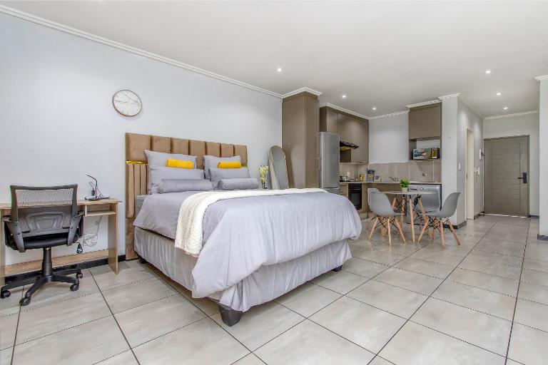 Work & Stay Spacious Sandton 1Bed Room Fast WiFi & Pool - Chambres d'hôtes Centane